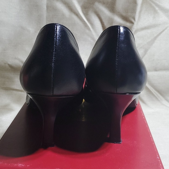 Victoria Spencer, black heels, with bows. - Picture 5 of 6